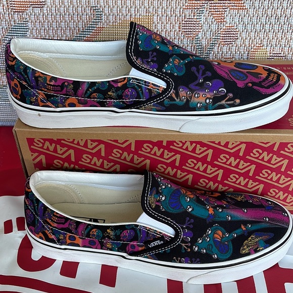 Vans  WMNS Classic Slip-On
Trippy Drip Black Multi
VN0A7Q5DOZB
sneakers - Picture 2 of 16